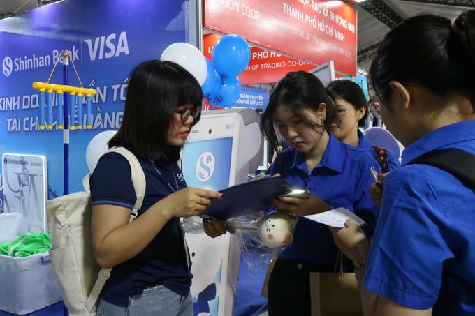 Hội thảo Thanh toán không dùng tiền mặt thu hút được rất nhiều bạn trẻ quan tâm. Ảnh: Thoa Nguyen Hội thảo "Thanh toán không dùng tiền mặt" thu hút được rất nhiều bạn trẻ quan tâm. Ảnh: Thoa Nguyen