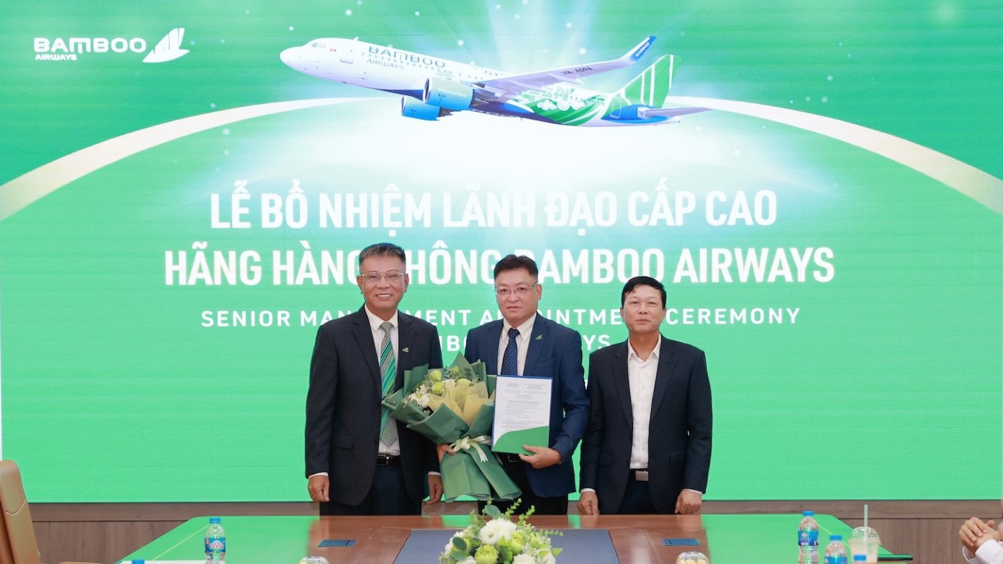 Ông Trương Phương Thành (giữa) nhận quyết định bổ nhiệm Phó Tổng giám đốc Bamboo Airways. Ông Trương Phương Thành (giữa) nhận quyết định bổ nhiệm Phó Tổng giám đốc Bamboo Airways. 