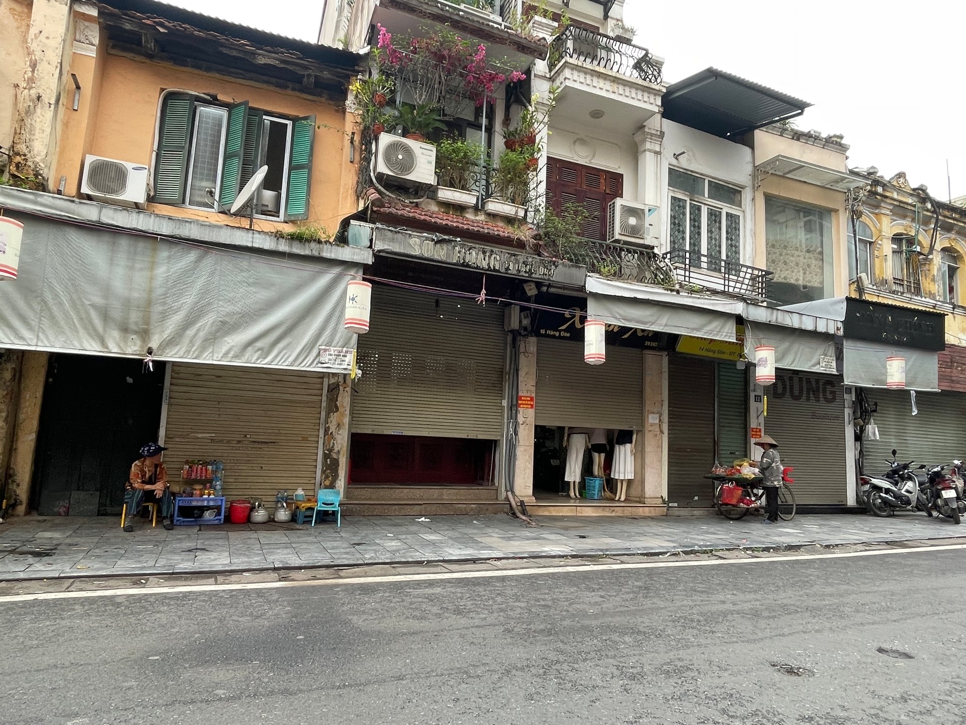 Đồng loạt gỡ biển hiệu kinh doanh Đồng loạt gỡ biển hiệu kinh doanh 