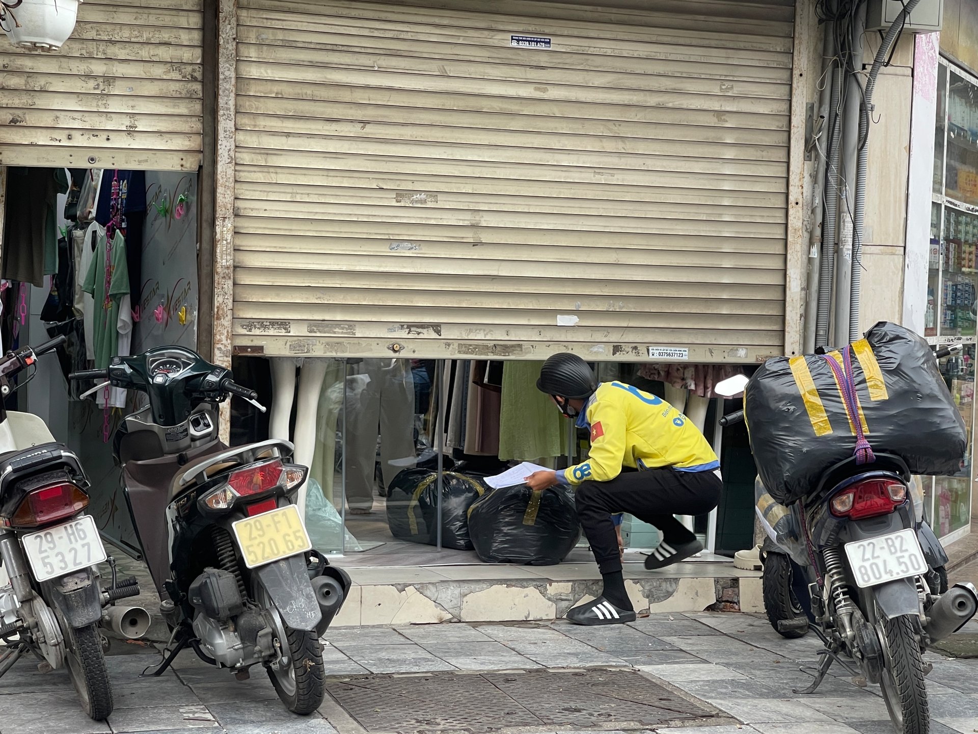 Mở hé cửa giao dịch vội. Mở hé cửa giao dịch vội.