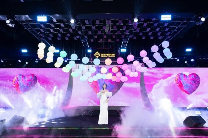 Nghệ sỹ biểu diễn tại sự kiện giới thiệu Blanca City Nghệ sỹ biểu diễn tại sự kiện giới thiệu Blanca City 