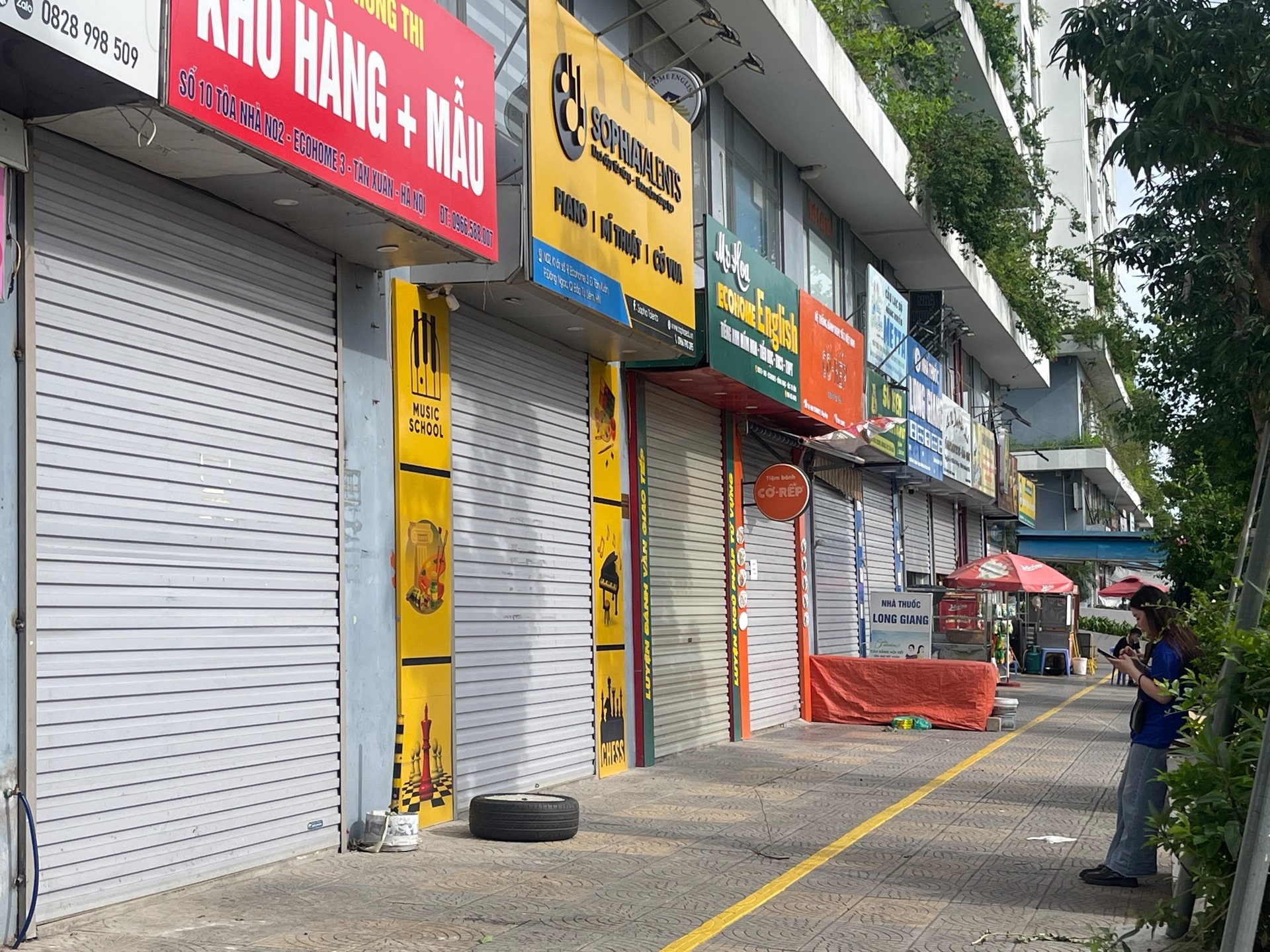 Theo phản ánh của người dân, các hàng tạp hoá dưới chân chung cư đóng mở thất thường do ít dân cư. Theo phản ánh của người dân, các hàng tạp hoá dưới chân chung cư đóng mở thất thường do ít dân cư.