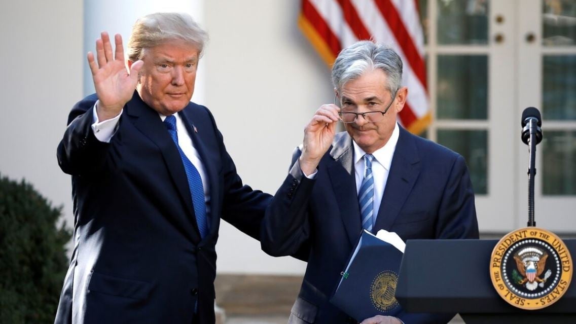 Tổng thống Mỹ Donald Trump nhiều lần thể hiện sự bất đồng quan điểm với Chủ tịch Cục Dự trữ Liên bang Mỹ (Fed) Jerome Powell. Tổng thống Mỹ Donald Trump nhiều lần thể hiện sự bất đồng quan điểm với Chủ tịch Cục Dự trữ Liên bang Mỹ (Fed) Jerome Powell.