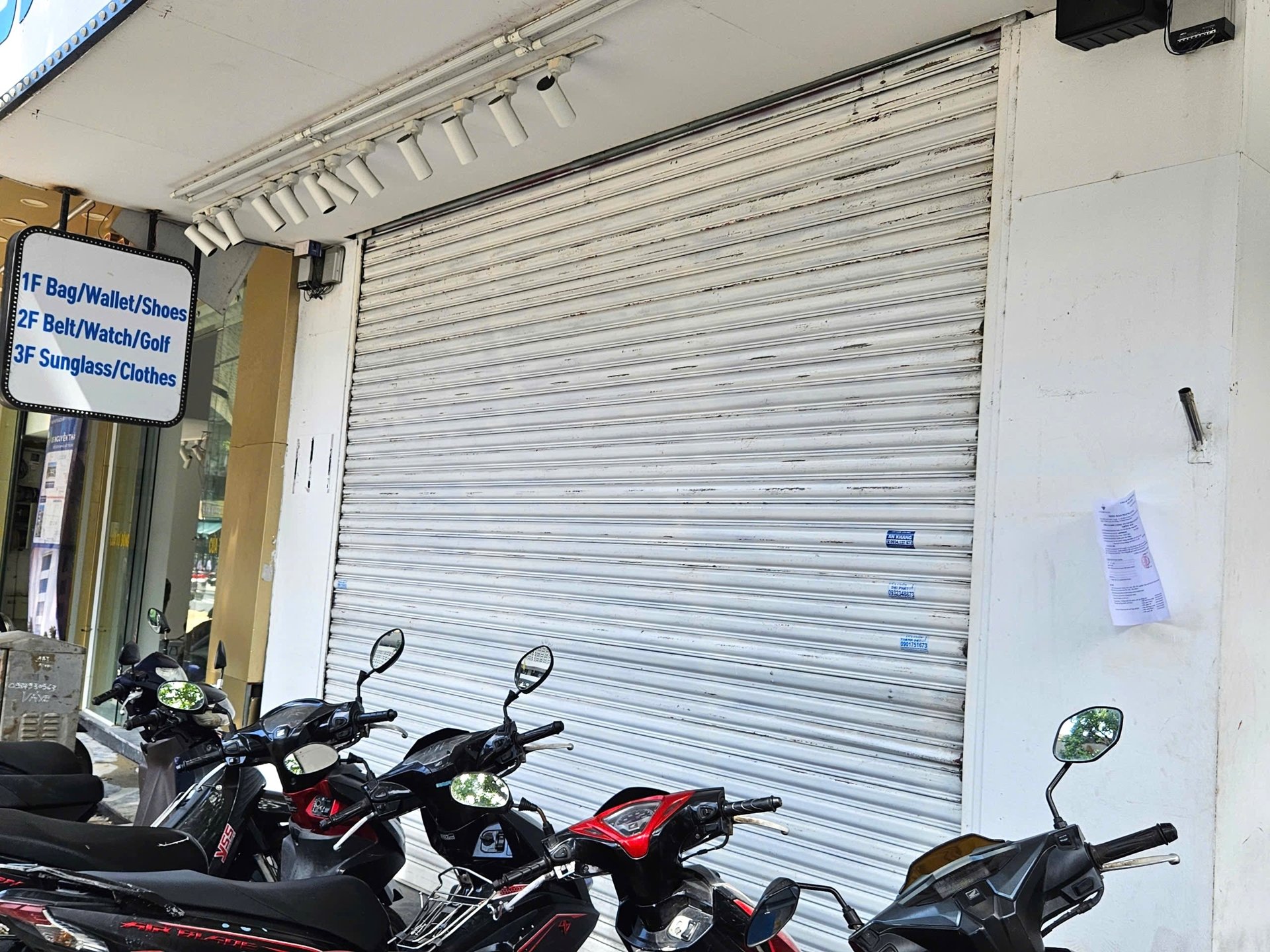 Các cửa hàng đóng cửa chủ yếu là các cửa hàng thời trang. Các cửa hàng đóng cửa chủ yếu là các cửa hàng thời trang.