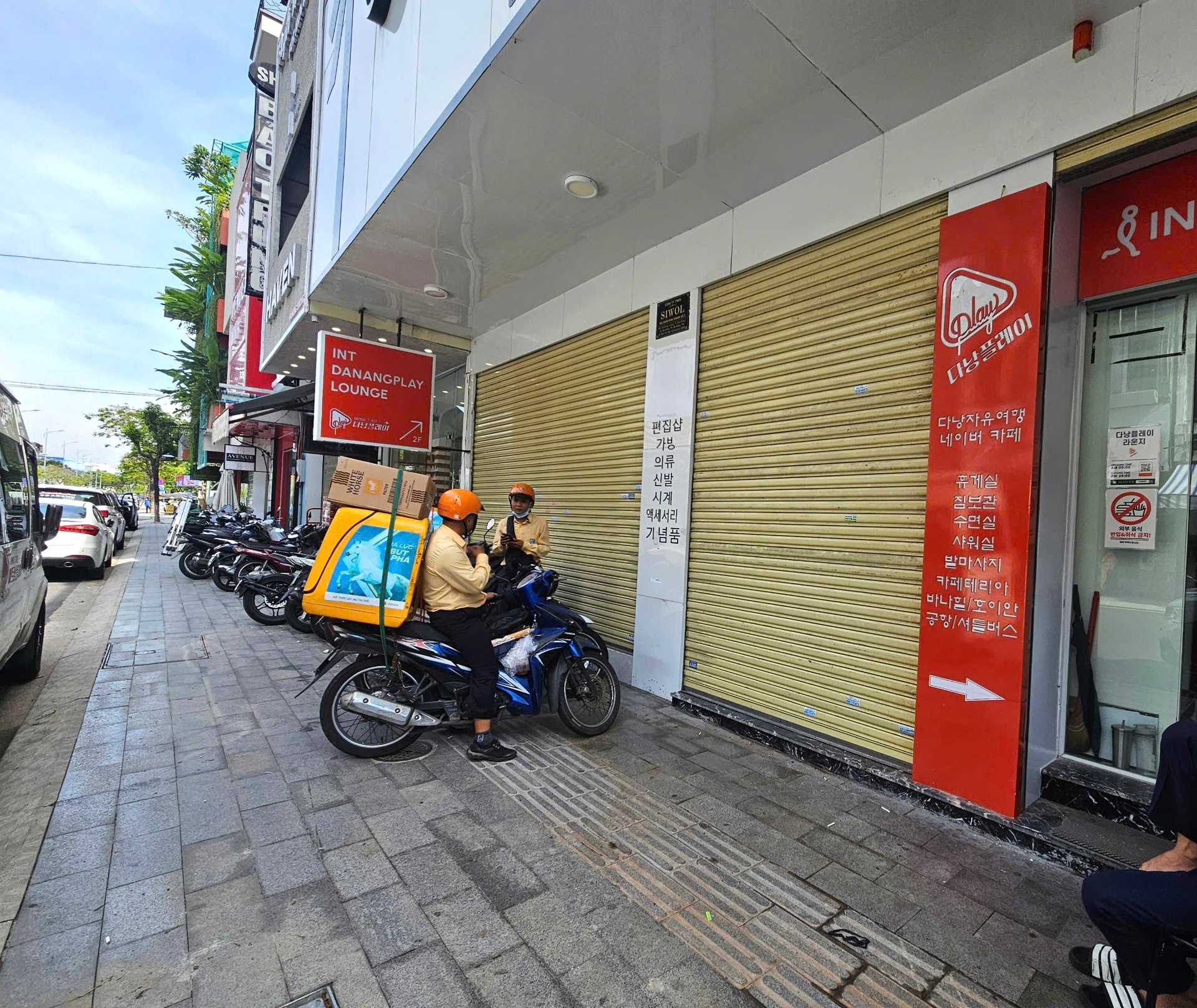 Nguyên nhân các cửa hàng đóng cửa được cho là do lo sợ bị lực lượng chức năng kiểm tra, do thị trường ế ẩm... Nguyên nhân các cửa hàng đóng cửa được cho là do lo sợ bị lực lượng chức năng kiểm tra, do thị trường ế ẩm...