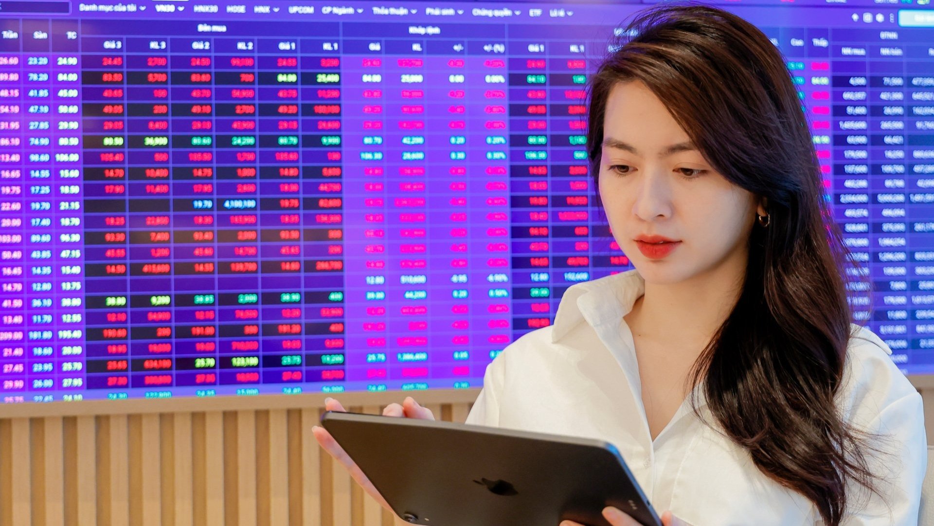 Thị trường phân hóa tại vùng đỉnh, dòng tiền đổ vào cổ phiếu penny - Ảnh 4 Thị trường phân hóa tại vùng đỉnh, dòng tiền đổ vào cổ phiếu penny - Ảnh 4