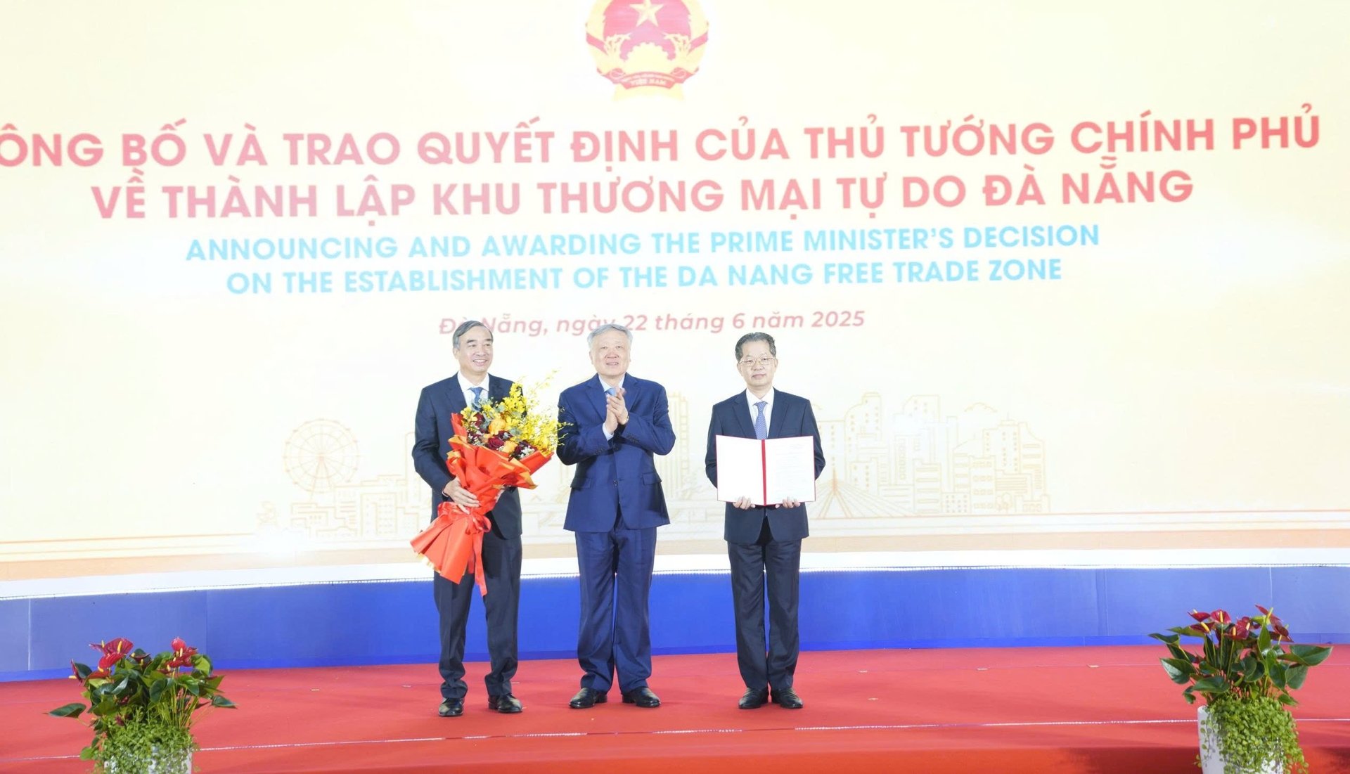 Phó Thủ tướng Nguyễn Hòa Bình trao quyết định thành lập Khu thương mại tự do cho lãnh đạo Đà Nẵng. Phó Thủ tướng Nguyễn Hòa Bình trao quyết định thành lập Khu thương mại tự do cho lãnh đạo Đà Nẵng. 