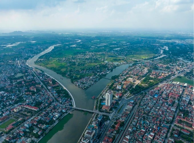 Làn sóng đầu tư hiện nay không chỉ tập trung tại các đô thị trung tâm đã phát triển mà đang có xu hướng dịch chuyển sang những khu vực còn nhiều tiềm năng tăng trưởng chưa được khai thác đúng mức. Làn sóng đầu tư hiện nay không chỉ tập trung tại các đô thị trung tâm đã phát triển mà đang có xu hướng dịch chuyển sang những khu vực còn nhiều tiềm năng tăng trưởng chưa được khai thác đúng mức.