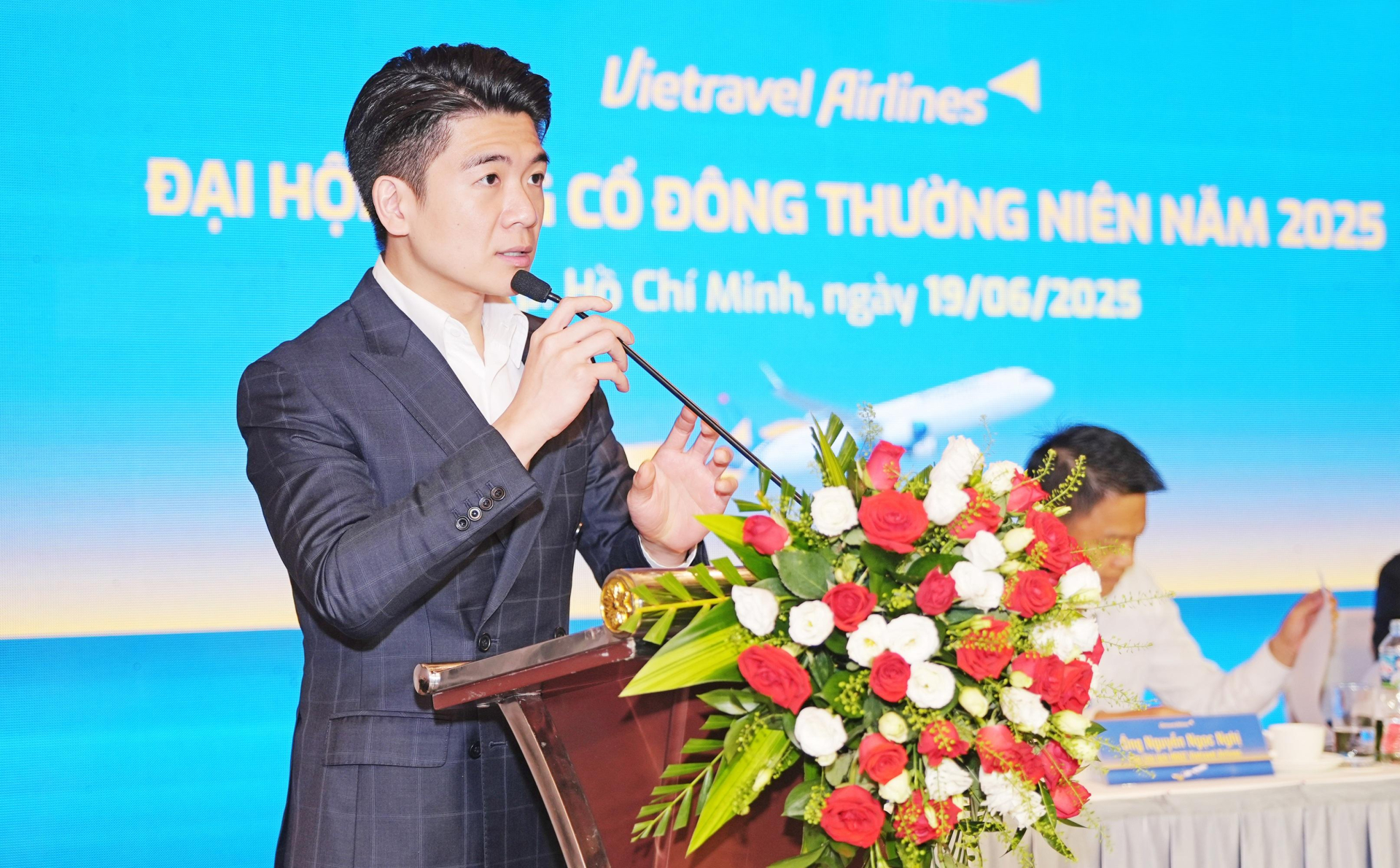 Ông Đỗ Quang Vinh - Phó Chủ tịch Hội đồng Quản trị kiêm Phó Tổng Giám đốc Ngân hàng SHB; Phó Chủ tịch HĐQT Vietravel Airlines. Ông Đỗ Quang Vinh - Phó Chủ tịch Hội đồng Quản trị kiêm Phó Tổng Giám đốc Ngân hàng SHB; Phó Chủ tịch HĐQT Vietravel Airlines.