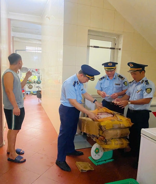 Chân gà đông lạnh không rõ nguồn gốc. Chân gà đông lạnh không rõ nguồn gốc.