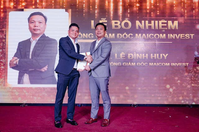 Ông Mai Đức Huy bổ nhiệm ông Lê Đình Huy giữ chức Giám đốc Maicom Invest tại một sự kiện. Ông Mai Đức Huy bổ nhiệm ông Lê Đình Huy giữ chức Giám đốc Maicom Invest tại một sự kiện.