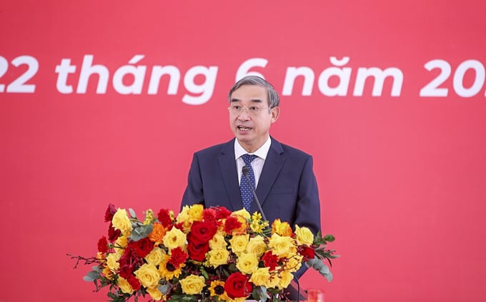 Phát biểu tại lễ khởi công, ông Lê Trung Chinh - Chủ tịch UBND TP Đà Nẵng đánh giá cao tầm nhìn chiến lược, tinh thần tiên phong và quyết tâm mạnh mẽ của Tập đoàn Vingroup (Ảnh: Thế Sơn) Phát biểu tại lễ khởi công, ông Lê Trung Chinh - Chủ tịch UBND TP Đà Nẵng đánh giá cao tầm nhìn chiến lược, tinh thần tiên phong và quyết tâm mạnh mẽ của Tập đoàn Vingroup (Ảnh: Thế Sơn)