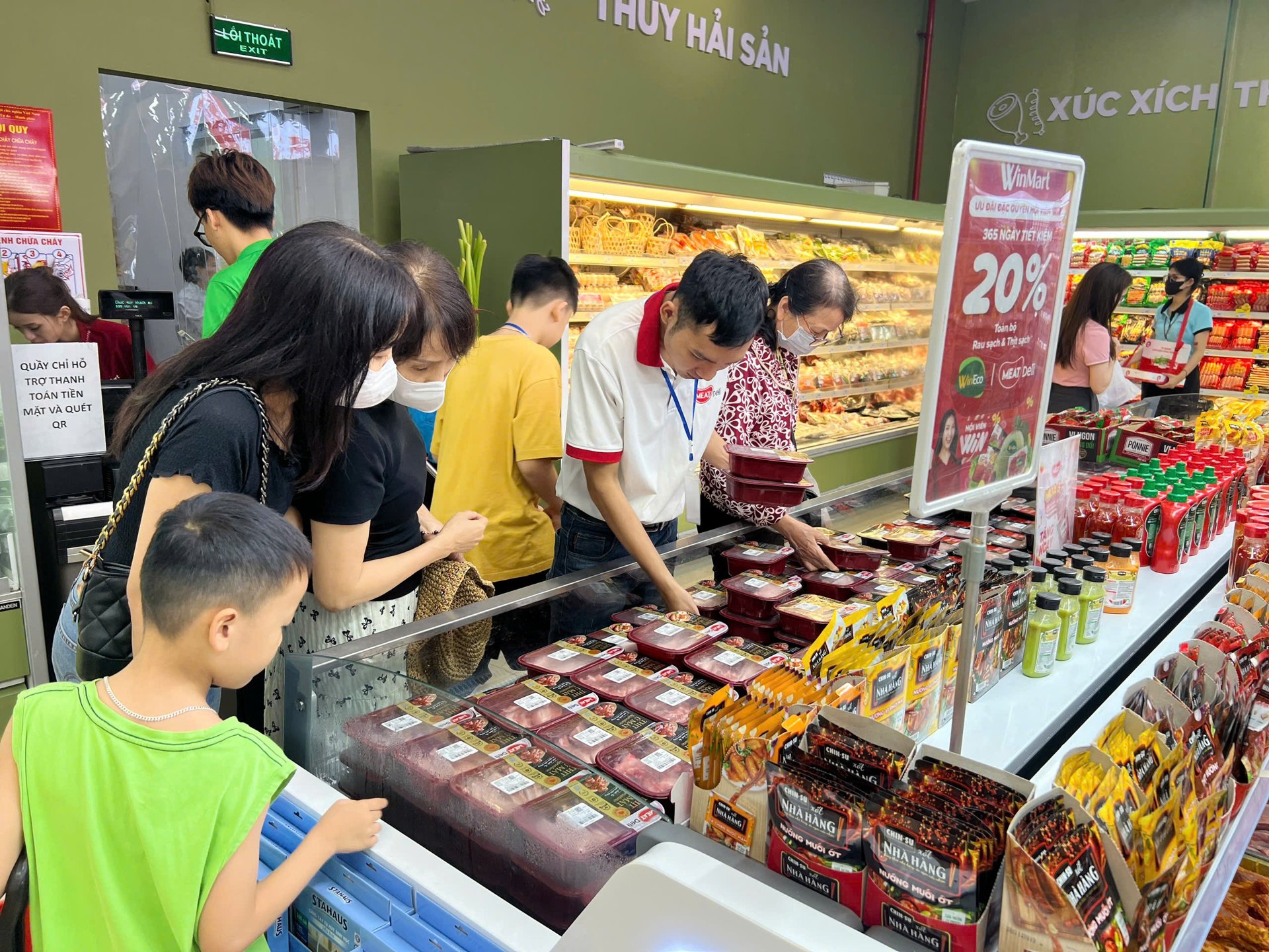 Người tiêu dùng chọn mua thịt ủ mát MEATDeli tại hệ thống Winmart Người tiêu dùng chọn mua thịt ủ mát MEATDeli tại hệ thống Winmart