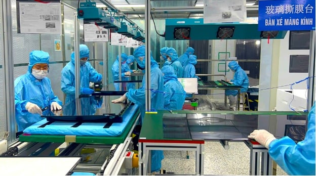 Các chuyên gia của Tập đoàn Alpha Seven sản xuất tivi. Các chuyên gia của Tập đoàn Alpha Seven sản xuất tivi.