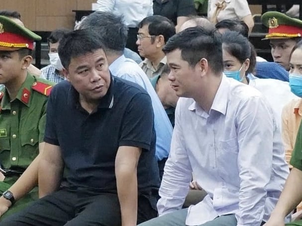 Bị cáo Nguyễn Văn Hậu (áo đen) và bị cáo Trần Hữu Định. Bị cáo Nguyễn Văn Hậu (áo đen) và bị cáo Trần Hữu Định. 