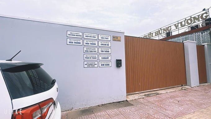 Trụ sở mới tại H12 đường Hùng Vương, phường Phú Thuỷ, TP. Phan Thiết của Công ty Cổ phần Dịch vụ Du lịch Hoà Thắng đóng cửa im lìm trong giờ làm việc. Trụ sở mới tại H12 đường Hùng Vương, phường Phú Thuỷ, TP. Phan Thiết của Công ty Cổ phần Dịch vụ Du lịch Hoà Thắng đóng cửa im lìm trong giờ làm việc.