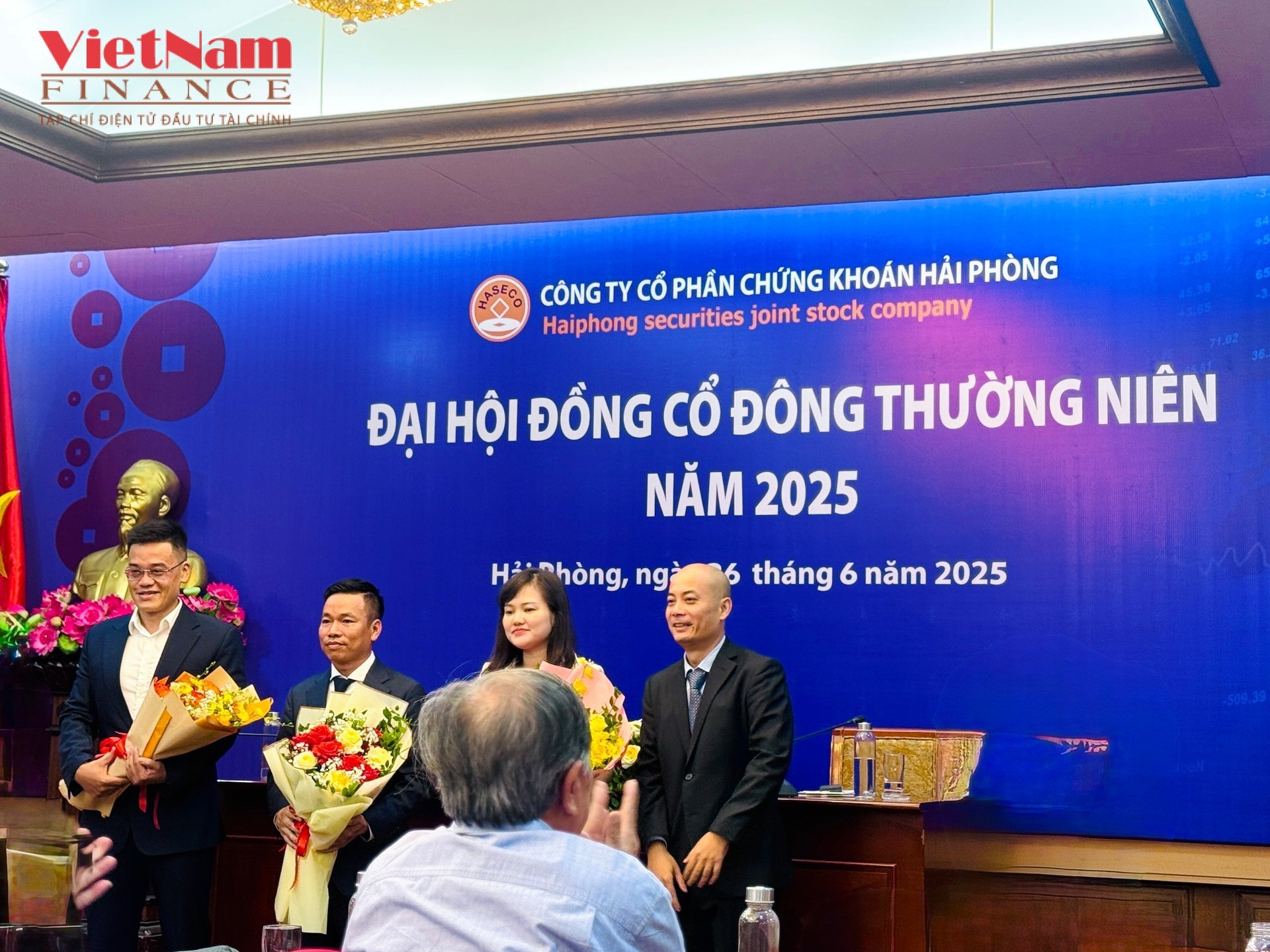 HĐQT mới ra mắt đại hội thường niên. HĐQT mới ra mắt đại hội thường niên.