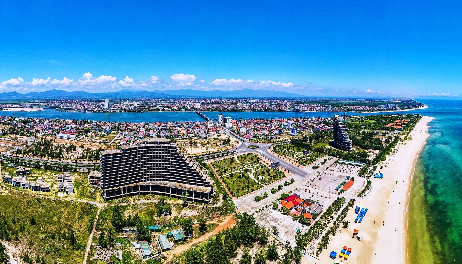 Khu vực Bảo Ninh hiện là một trong những trung tâm phát triển sôi động nhất của TP. Đồng Hới. Khu vực Bảo Ninh hiện là một trong những trung tâm phát triển sôi động nhất của TP. Đồng Hới.