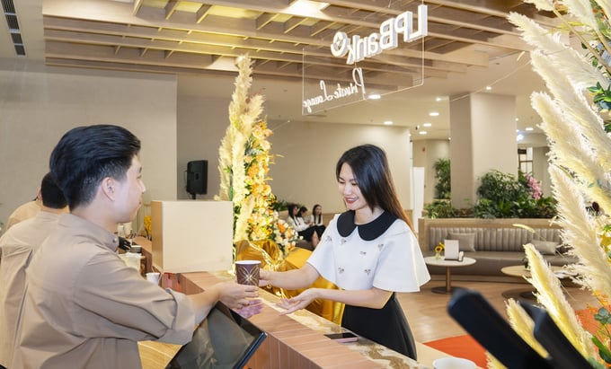 Khách hàng được tiếp đón và phục vụ dịch vụ cao cấp tại không gian LPBank Private Lounge Khách hàng được tiếp đón và phục vụ dịch vụ cao cấp tại không gian LPBank Private Lounge