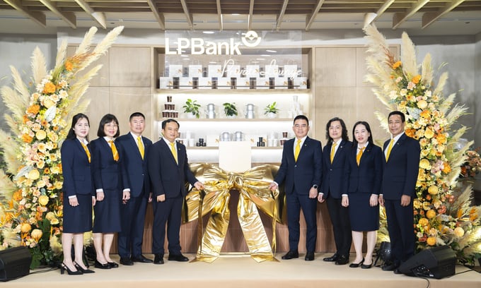 Ông Hồ Nam Tiến – Phó Chủ tịch thường trực HĐQT (thứ 4 từ phải sang) cùng đại diện lãnh đạo trong Ban Kiểm soát, Ban Điều hành của LPBank tại sự kiện Ông Hồ Nam Tiến – Phó Chủ tịch thường trực HĐQT (thứ 4 từ phải sang) cùng đại diện lãnh đạo trong Ban Kiểm soát, Ban Điều hành của LPBank tại sự kiện