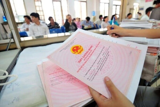 Từ 1/7, chính quyền cấp xã phụ trách cấp sổ đỏ lần đầu cho người dân. Từ 1/7, chính quyền cấp xã phụ trách cấp sổ đỏ lần đầu cho người dân.