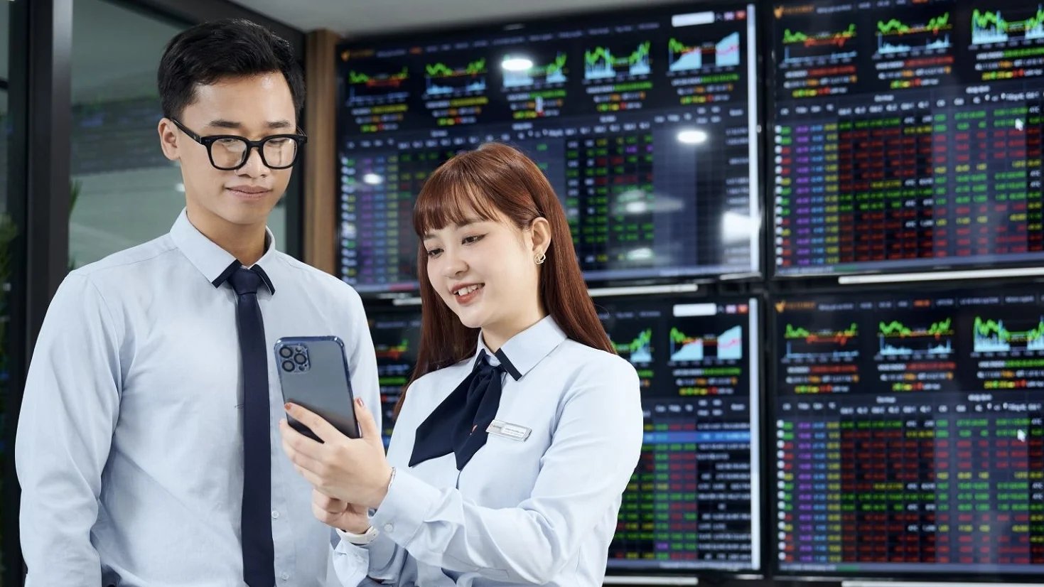 Với sự nâng đỡ của loạt cổ phiếu bluechip như MSN, VIC, VHM,… thị trường chứng khoán đã vượt mức 1.370 điểm trong tuần giao dịch vừa qua. Với sự nâng đỡ của loạt cổ phiếu bluechip như MSN, VIC, VHM,… thị trường chứng khoán đã vượt mức 1.370 điểm trong tuần giao dịch vừa qua. 