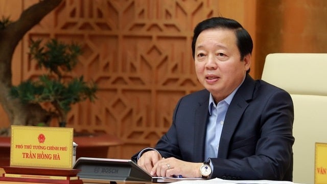 Phó Thủ tướng Trần Hồng Hà yêu cầu rà soát chính sách thuế, đặc biệt với đất bỏ hoang, sử dụng không hiệu quả để áp dụng thuế lũy tiến. Phó Thủ tướng Trần Hồng Hà yêu cầu rà soát chính sách thuế, đặc biệt với đất bỏ hoang, sử dụng không hiệu quả để áp dụng thuế lũy tiến.