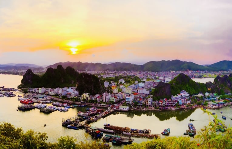 Huyện đảo có sân bay, cảng biển, cao tốc... đất Vân Đồn ấm lại cùng 'giấc mơ' đặc khu kinh tế - Ảnh 1 Huyện đảo có sân bay, cảng biển, cao tốc... đất Vân Đồn ấm lại cùng 'giấc mơ' đặc khu kinh tế - Ảnh 1