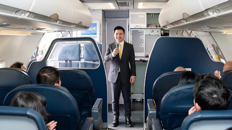 Ông Đỗ Vinh Quang, Chủ tịch Vietravel Airlines phát biểu trên chiếc máy bay sở hữu riêng đầu tiên của hãng. Ông Đỗ Vinh Quang, Chủ tịch Vietravel Airlines phát biểu trên chiếc máy bay sở hữu riêng đầu tiên của hãng. 