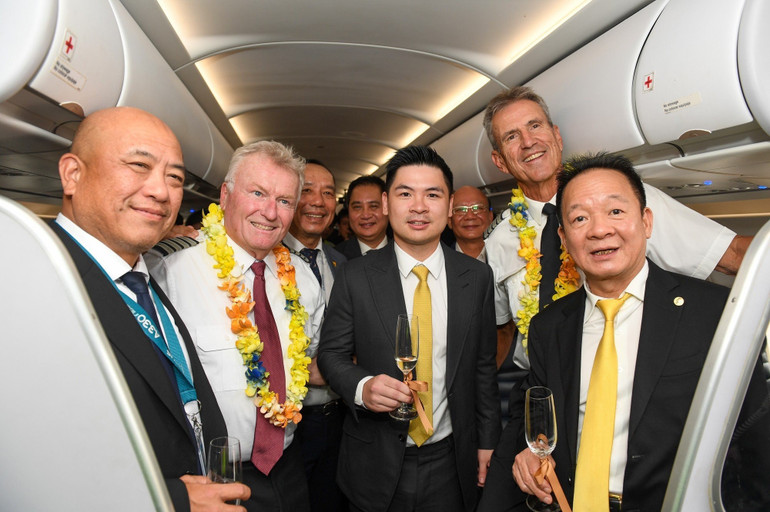 Các đại biểu chúc mừng tổ bay của Airbus A321. Các đại biểu chúc mừng tổ bay của Airbus A321. 