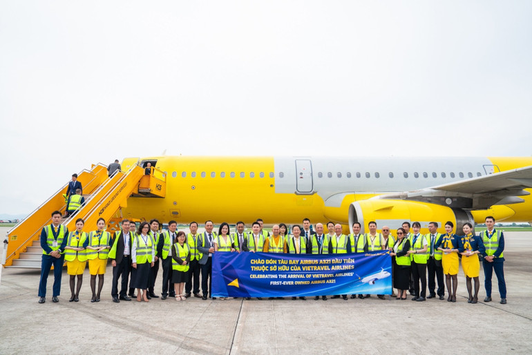 Các đại biểu chụp ảnh lưu niệm cùng chiếc máy bay Airbus A321 đầu tiên thuộc sở hữu của Vietravel Airlines. Các đại biểu chụp ảnh lưu niệm cùng chiếc máy bay Airbus A321 đầu tiên thuộc sở hữu của Vietravel Airlines. 