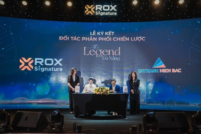 Đại diện ROX Signature ký kết hợp tác chiến lược với các đại lý. Đại diện ROX Signature ký kết hợp tác chiến lược với các đại lý. 
