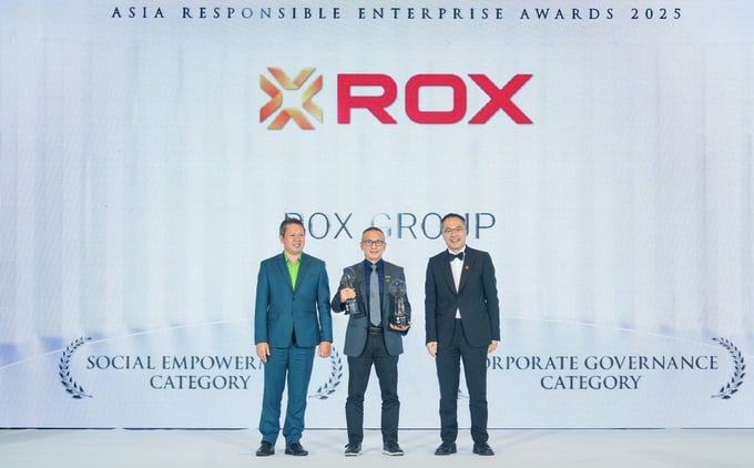 Ông Trần Xuân Quảng - Tổng Giám đốc ROX Group nhận giải thưởng tại sự kiện Ông Trần Xuân Quảng - Tổng Giám đốc ROX Group nhận giải thưởng tại sự kiện