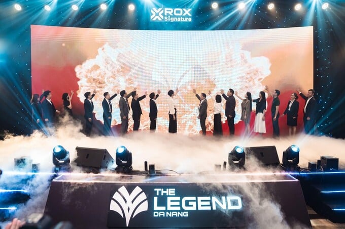 Đại diện ROX Signature cùng các đối tác thực hiện nghi thức thể hiện sự đồng lòng đưa dự án trở thành tâm điểm phồn vinh trong tương lai. Đại diện ROX Signature cùng các đối tác thực hiện nghi thức thể hiện sự đồng lòng đưa dự án trở thành tâm điểm phồn vinh trong tương lai. 