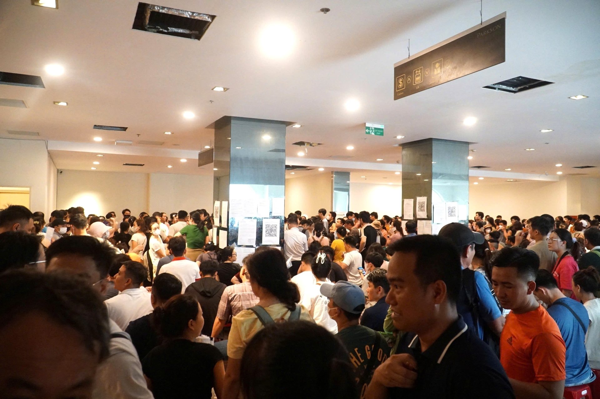 Cả ngàn người xếp hàng xuyên đêm chờ nộp hồ sơ mua nhà ở xã hội - Ảnh 1 Cả ngàn người xếp hàng xuyên đêm chờ nộp hồ sơ mua nhà ở xã hội - Ảnh 1
