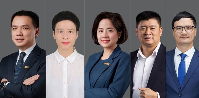 Chân dung 5 thành viên HĐQT Ngân hàng Eximbank. Bà Phạm Thị Huyền Trang, Tân Phó Chủ tịch thường trực HĐQT (thứ 2 từ trái sang) Chân dung 5 thành viên HĐQT Ngân hàng Eximbank. Bà Phạm Thị Huyền Trang, Tân Phó Chủ tịch thường trực HĐQT (thứ 2 từ trái sang)