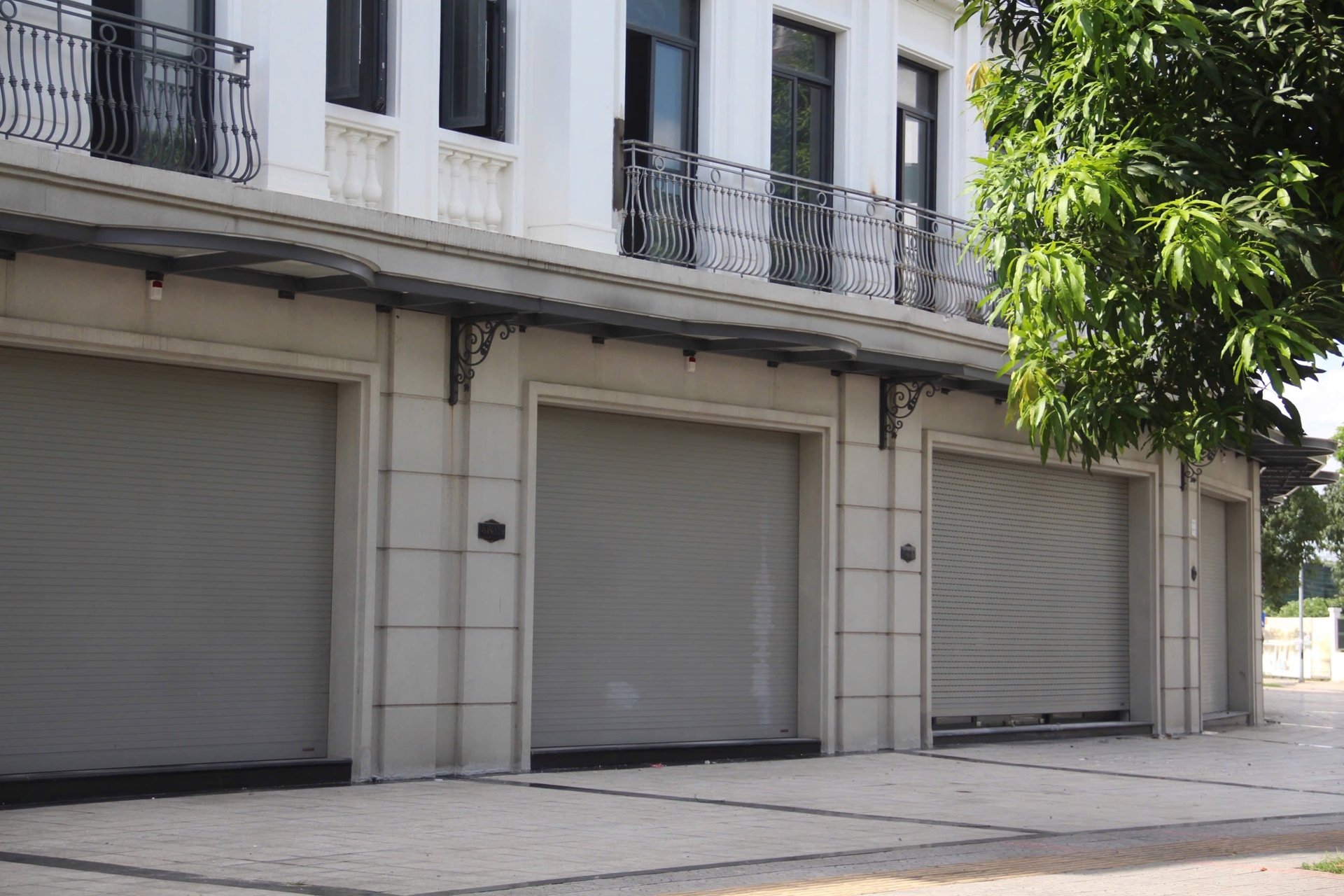 Loạt shophouse liền kề khu đô thị phía Tây Hà Nội đang hoàn thiện hạ tầng, chuẩn bị mở bán trong tháng này. Ảnh: Linh Chi Loạt shophouse liền kề khu đô thị phía Tây Hà Nội đang hoàn thiện hạ tầng, chuẩn bị mở bán trong tháng này. Ảnh: Linh Chi