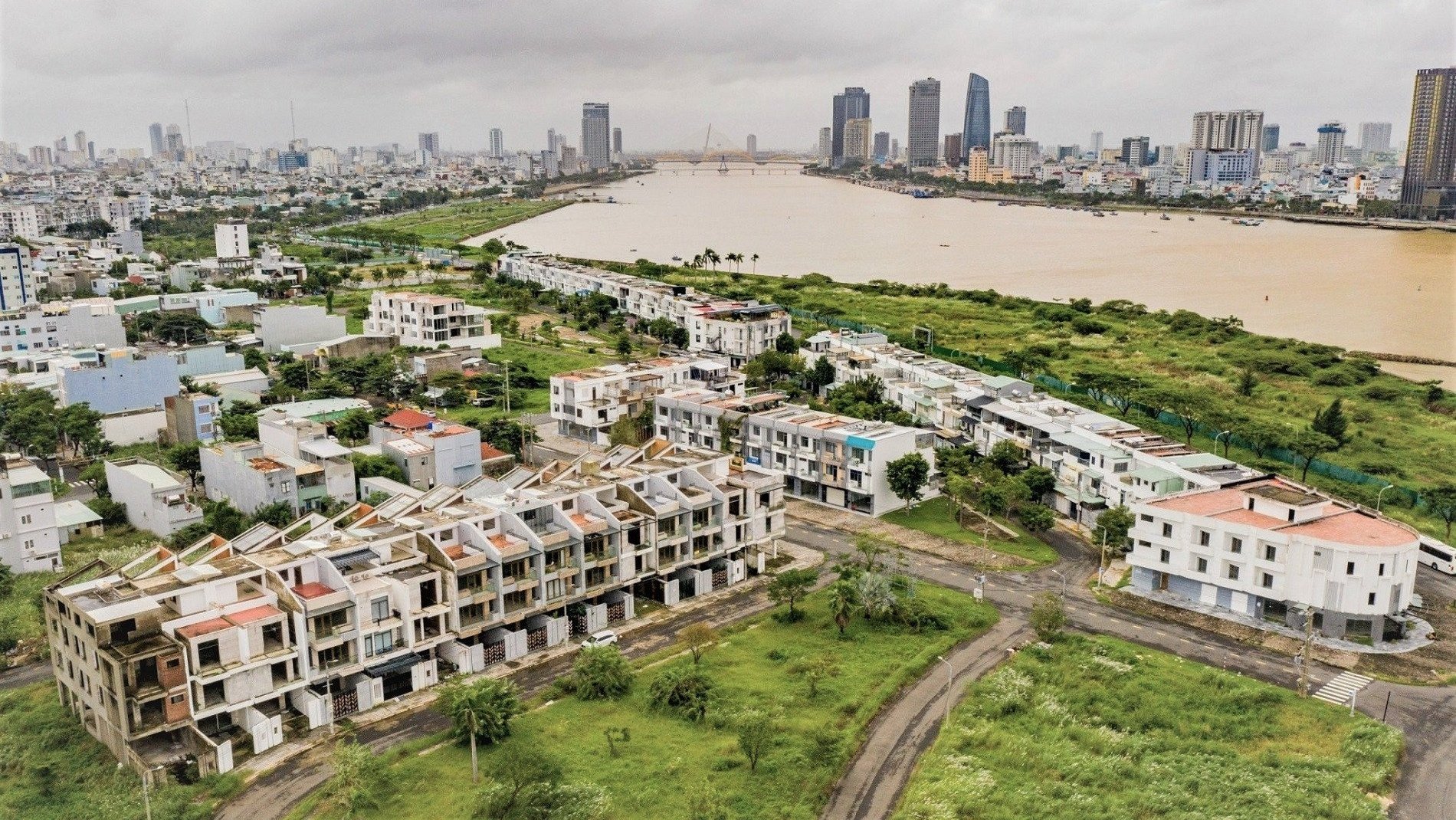 Dãy shophouse khu Marina Complex (Đà Nẵng) bỏ trống nhiều năm, cửa kính vỡ, cửa sắt hoen gỉ. Dãy shophouse khu Marina Complex (Đà Nẵng) bỏ trống nhiều năm, cửa kính vỡ, cửa sắt hoen gỉ.