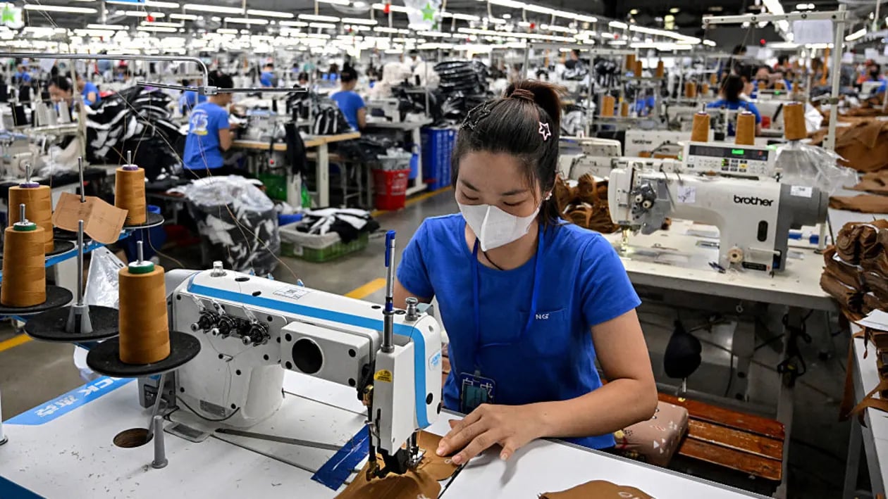 Các công nhân đang làm việc tại một xưởng may ở tỉnh Thái Nguyên vào ngày 2/7/2025. (Ảnh: Getty Images) Các công nhân đang làm việc tại một xưởng may ở tỉnh Thái Nguyên vào ngày 2/7/2025. (Ảnh: Getty Images)