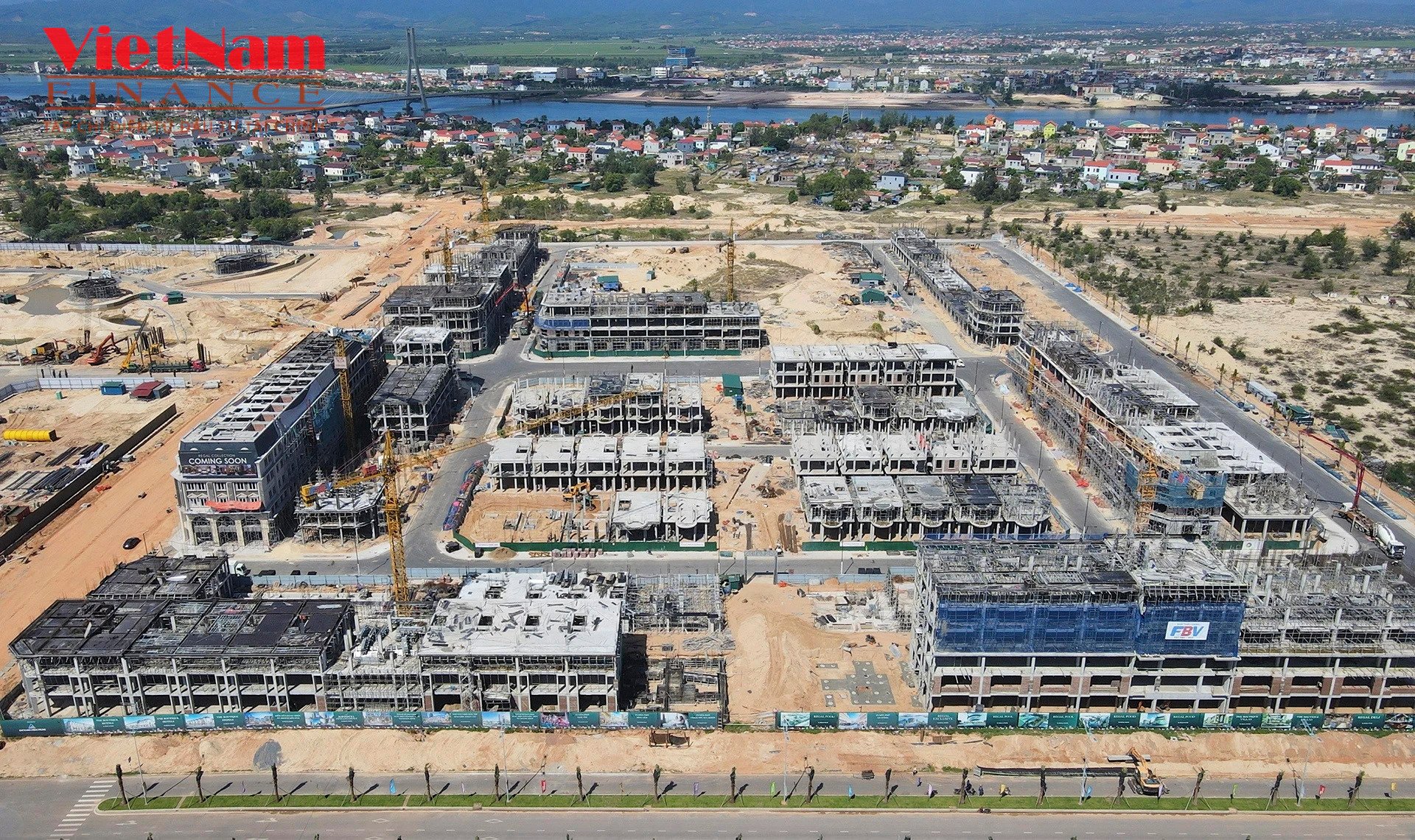 Loạt dự án BĐS ngàn tỷ đồng đang triển khai xây dựng tại Quảng Trị sẽ làm nóng thị trường BĐS miền Trung trong thời gian tới. Loạt dự án BĐS ngàn tỷ đồng đang triển khai xây dựng tại Quảng Trị sẽ làm "nóng" thị trường BĐS miền Trung trong thời gian tới.