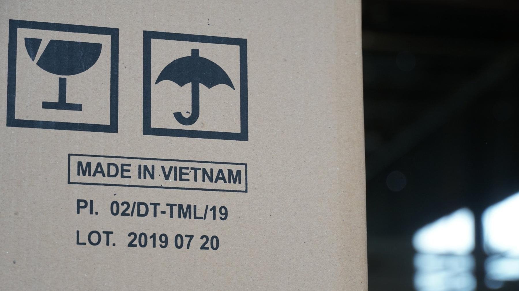 Hàng hoá Made in Việt Nam chịu mức thuế 20%, trong khi hàng trung chuyển bị áp 40%. Hàng hoá "Made in Việt Nam" chịu mức thuế 20%, trong khi hàng trung chuyển bị áp 40%.