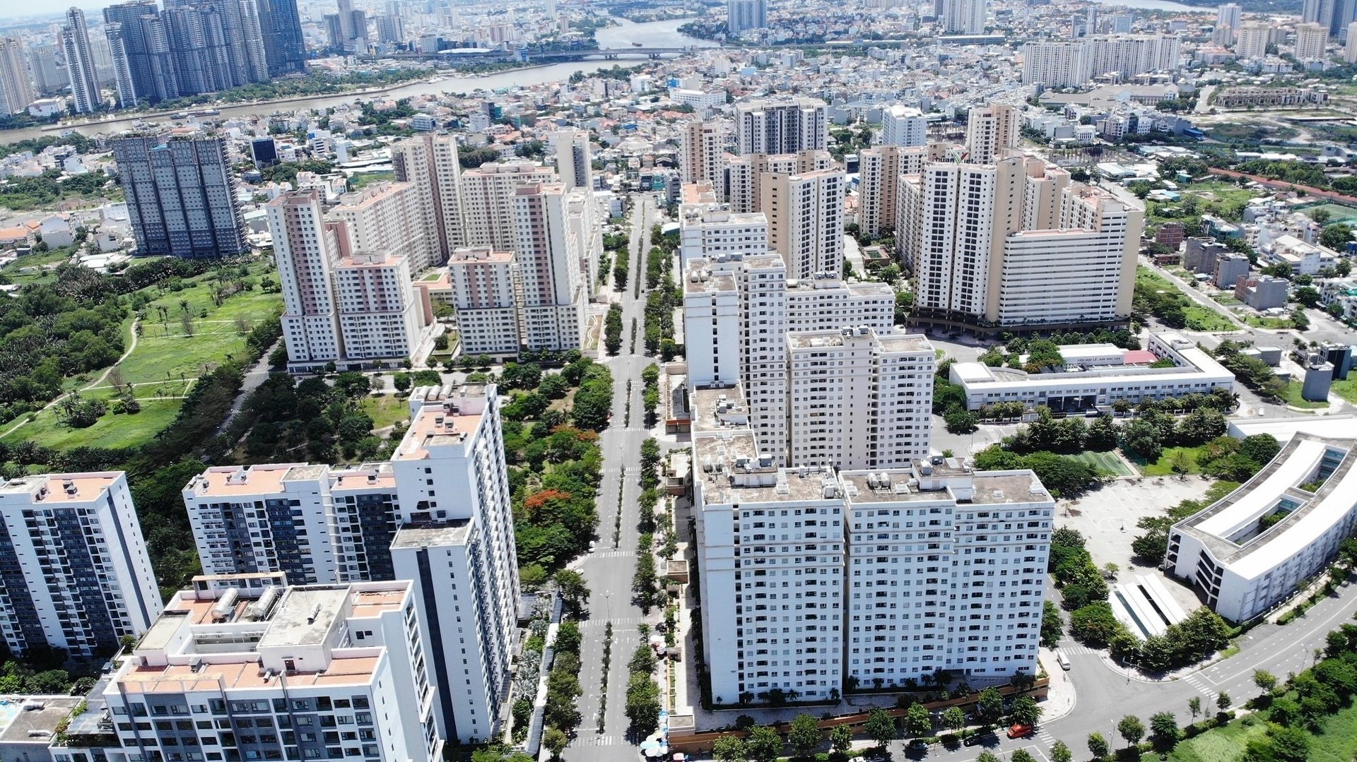 Cân nhắc đánh thuế bất động sản thứ hai và đồng bộ về chính sách. Cân nhắc đánh thuế bất động sản thứ hai và đồng bộ về chính sách.