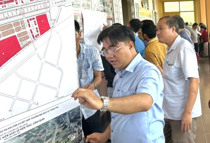 Người dân đến UBND xã Bến Lức nghe công bố phương án bồi thường thực hiện dự án. (Ảnh: Tây Ninh Online). Người dân đến UBND xã Bến Lức nghe công bố phương án bồi thường thực hiện dự án. (Ảnh: Tây Ninh Online).