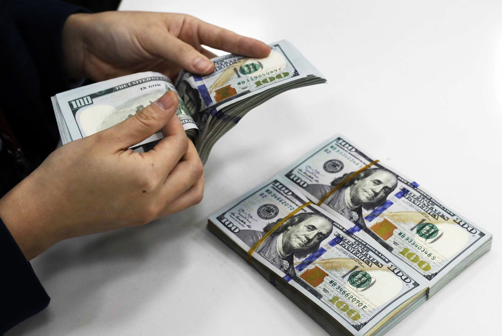 Ngân hàng Nhà nước lý giải nguyên nhân khiến VND rớt giá - Ảnh 1 Ngân hàng Nhà nước lý giải nguyên nhân khiến VND rớt giá - Ảnh 1