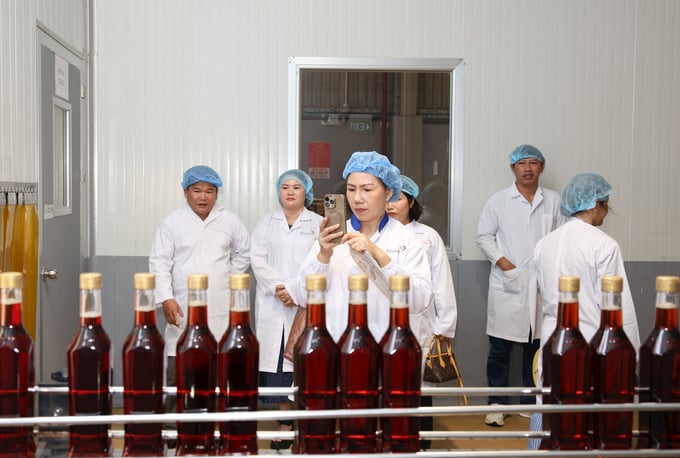 Chất lượng của sản phẩm sẽ luôn được đảm bảo với dây chuyền chiết rót, đóng chai tự động khép kín chặt chẽ từng khâu Chất lượng của sản phẩm sẽ luôn được đảm bảo với dây chuyền chiết rót, đóng chai tự động khép kín chặt chẽ từng khâu