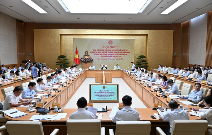 Thủ tướng Chính phủ Phạm Minh Chính chủ trì Hội nghị đánh giá 3 năm thực hiện Nghị quyết số 18-NQ/TW và 1 năm thi hành Luật Đất đai năm 2024, đề xuất điều chỉnh, bổ sung một số nội dung Nghị quyết 18-NQ/TW làm cơ sở sửa đổi Luật Đất đai năm 2024. Thủ tướng Chính phủ Phạm Minh Chính chủ trì Hội nghị đánh giá 3 năm thực hiện Nghị quyết số 18-NQ/TW và 1 năm thi hành Luật Đất đai năm 2024, đề xuất điều chỉnh, bổ sung một số nội dung Nghị quyết 18-NQ/TW làm cơ sở sửa đổi Luật Đất đai năm 2024. 