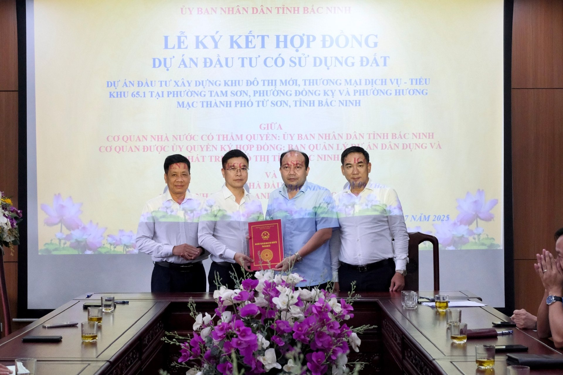 Đại diện Liên danh Taseco Land – Taseco Group – ICON4 ký hợp đồng với lãnh đạo Ban quản lý dự án dân dụng và phát triển đô thị tỉnh Bắc Ninh số 2 Đại diện Liên danh Taseco Land – Taseco Group – ICON4 ký hợp đồng với lãnh đạo Ban quản lý dự án dân dụng và phát triển đô thị tỉnh Bắc Ninh số 2
