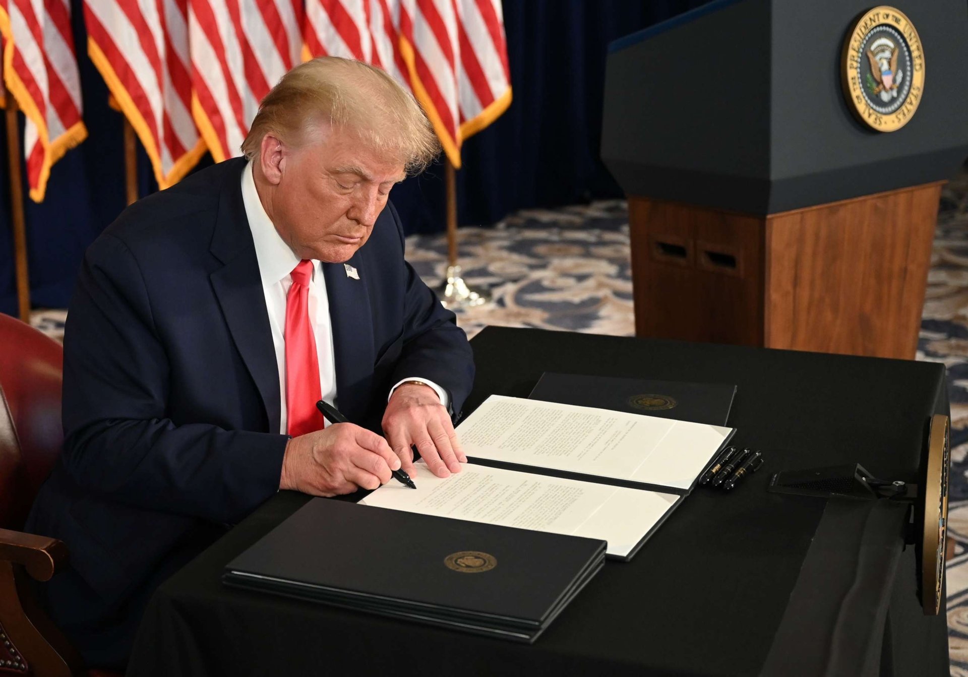 TT Trump xem xét dự luật Stablecoin sớm nhất là vào tháng 8/2025 (Ảnh: investmentweek.co) TT Trump xem xét dự luật Stablecoin sớm nhất là vào tháng 8/2025 (Ảnh: investmentweek.co)
