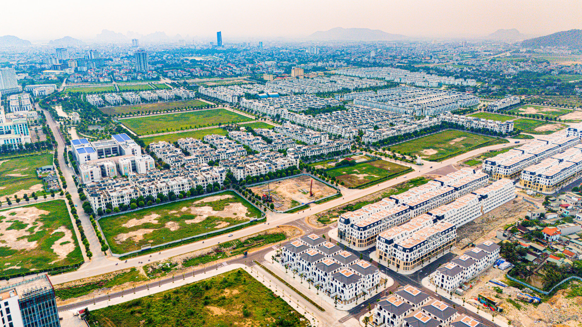 Với vị trí huyết mạch, dọc đại lộ Nam sông Mã còn là nơi dừng chân của hàng loạt dự án lớn Với vị trí huyết mạch, dọc đại lộ Nam sông Mã còn là nơi dừng chân của hàng loạt dự án lớn