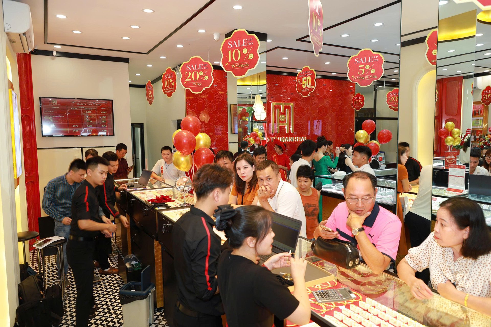 Cần phải xây dựng lòng tin cho người dân để họ gửi vàng. Cần phải xây dựng lòng tin cho người dân để họ gửi vàng.